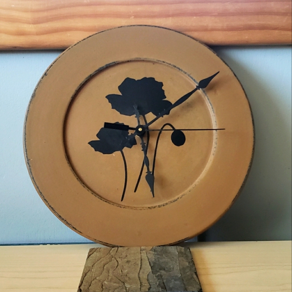 Black and clay floral applique clock - Picture 3 of 4